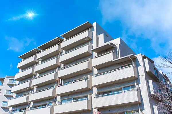 マンションの外観と青空