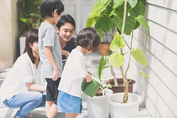 ルーフバルコニーで子どもとガーデニングを楽しむ様子