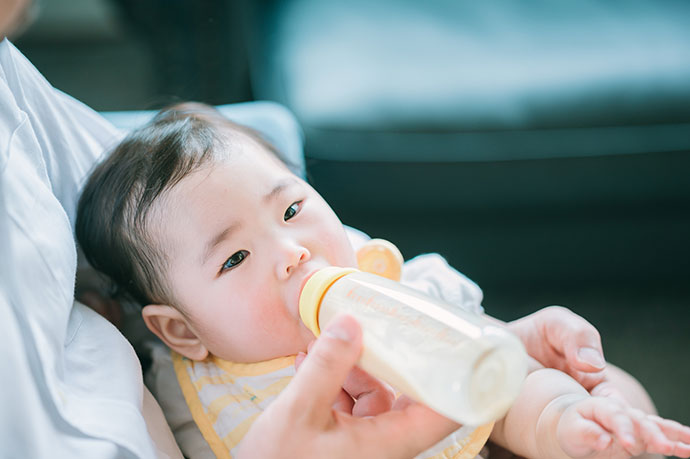 ミルクを飲む赤ちゃん