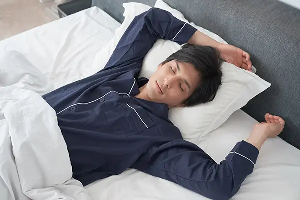 眠る男性