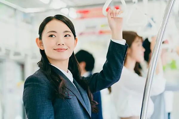 電車で通勤する女性