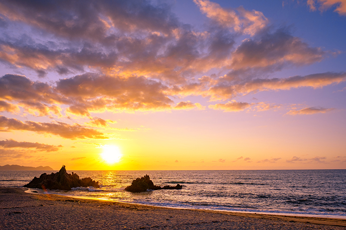 リゾート地の海辺の夕日