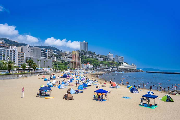 海水浴シーズンのビーチ