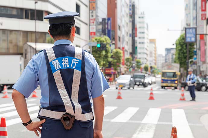 道路に立つ警察官