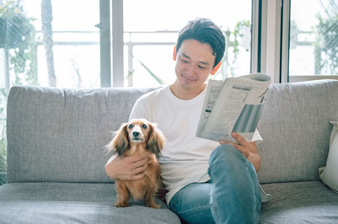 一軒家にペットと暮らす一人暮らし男性